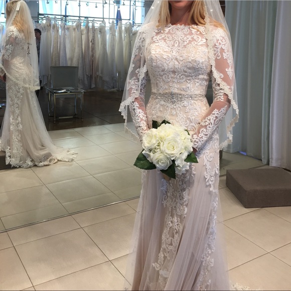 Gorgeous NEVER WORN Wedding dress, and veil - Picture 1 of 4